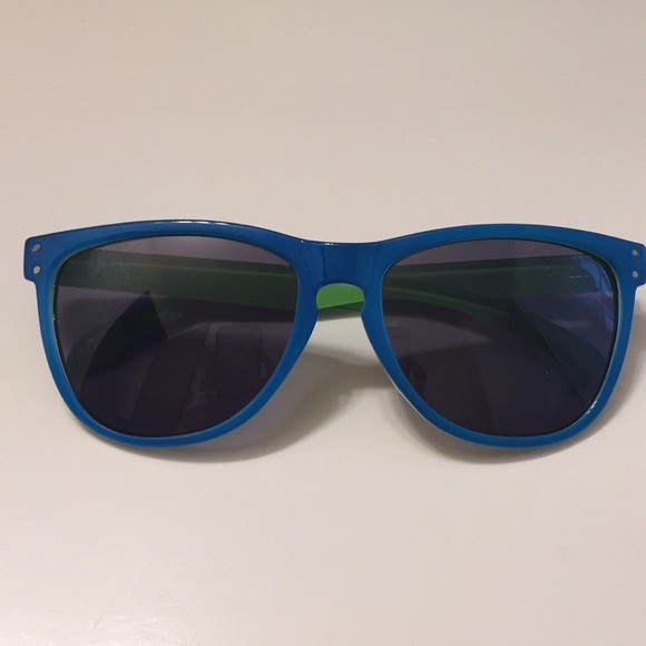 Accessories - Blue sunglasses